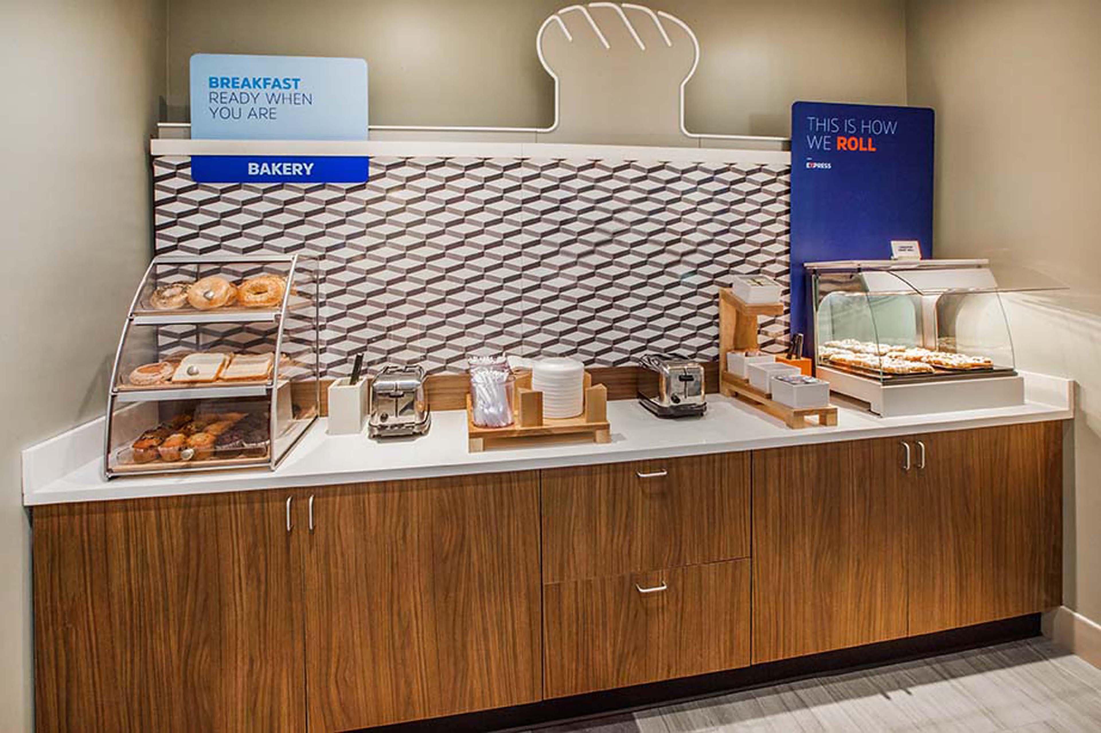 Holiday Inn Express & Suites Tulsa Midtown By Ihg Екстериор снимка