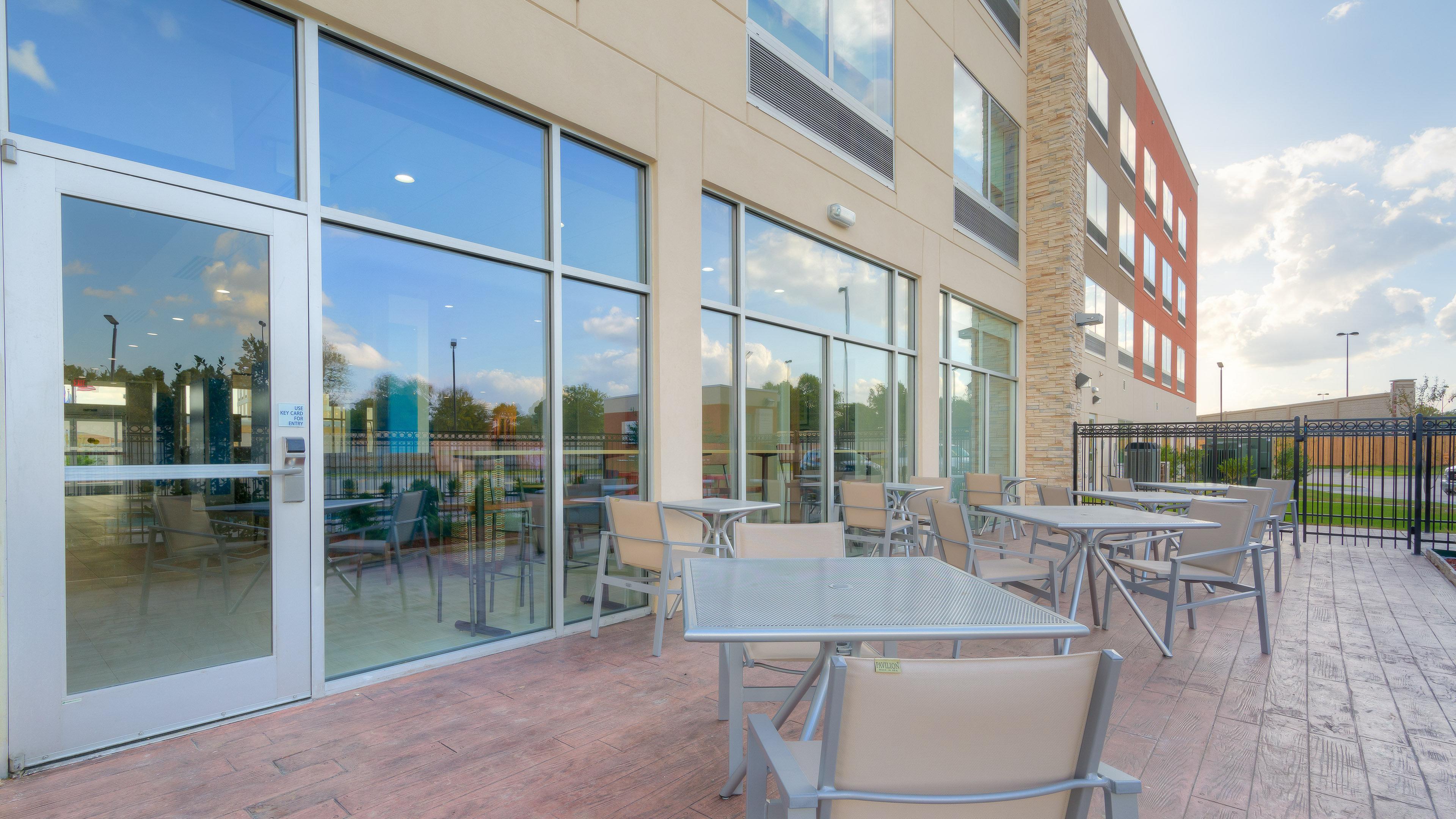 Holiday Inn Express & Suites Tulsa Midtown By Ihg Екстериор снимка