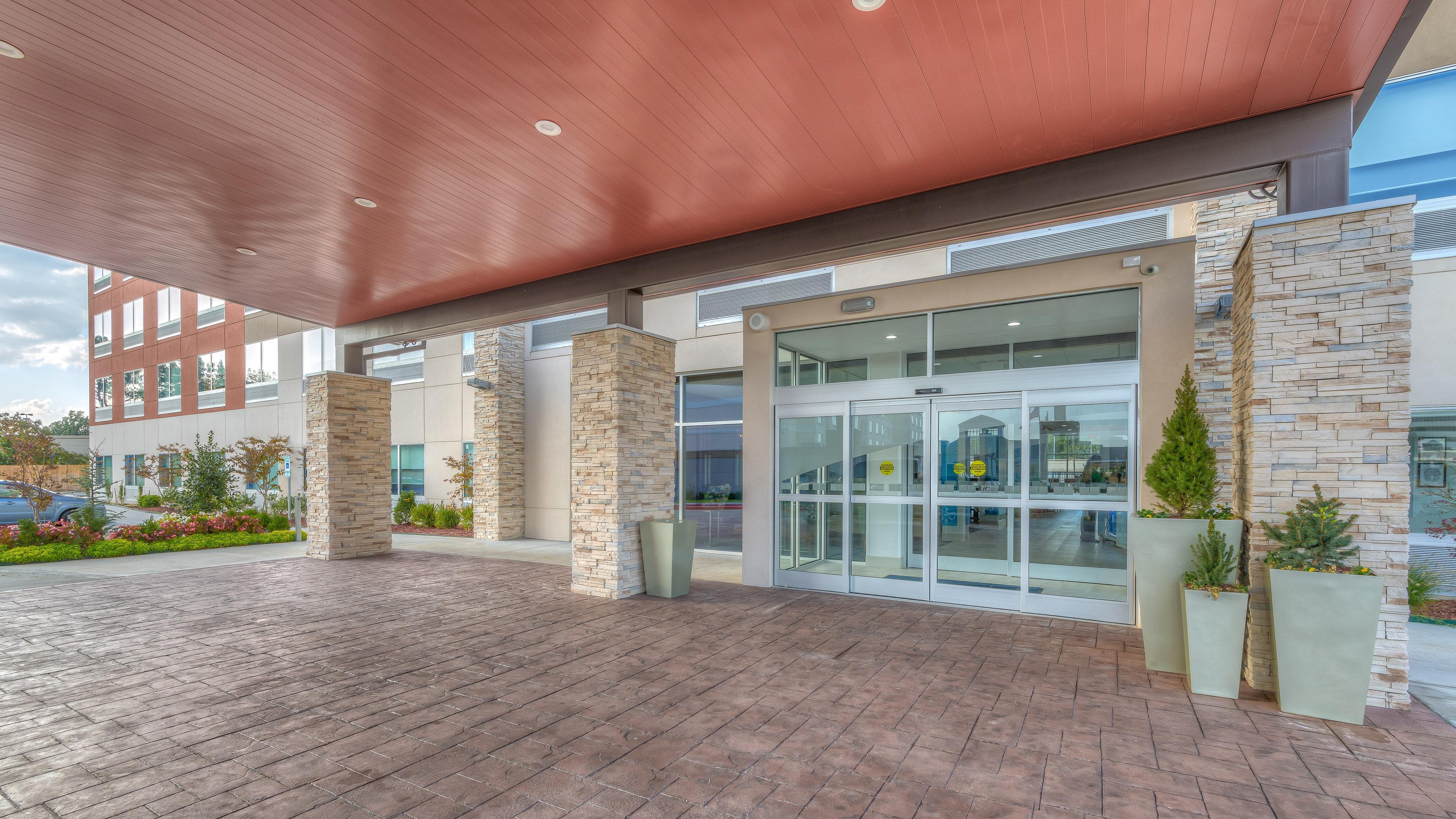 Holiday Inn Express & Suites Tulsa Midtown By Ihg Екстериор снимка