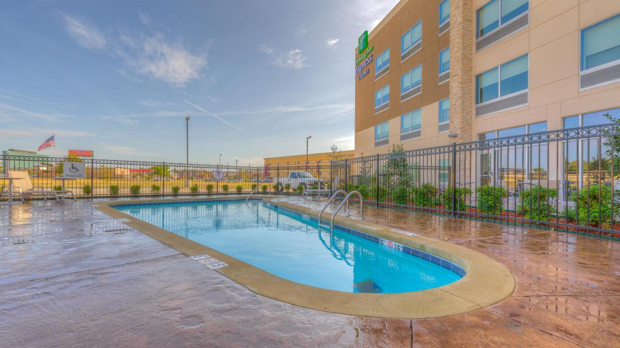 Holiday Inn Express & Suites Tulsa Midtown By Ihg Екстериор снимка